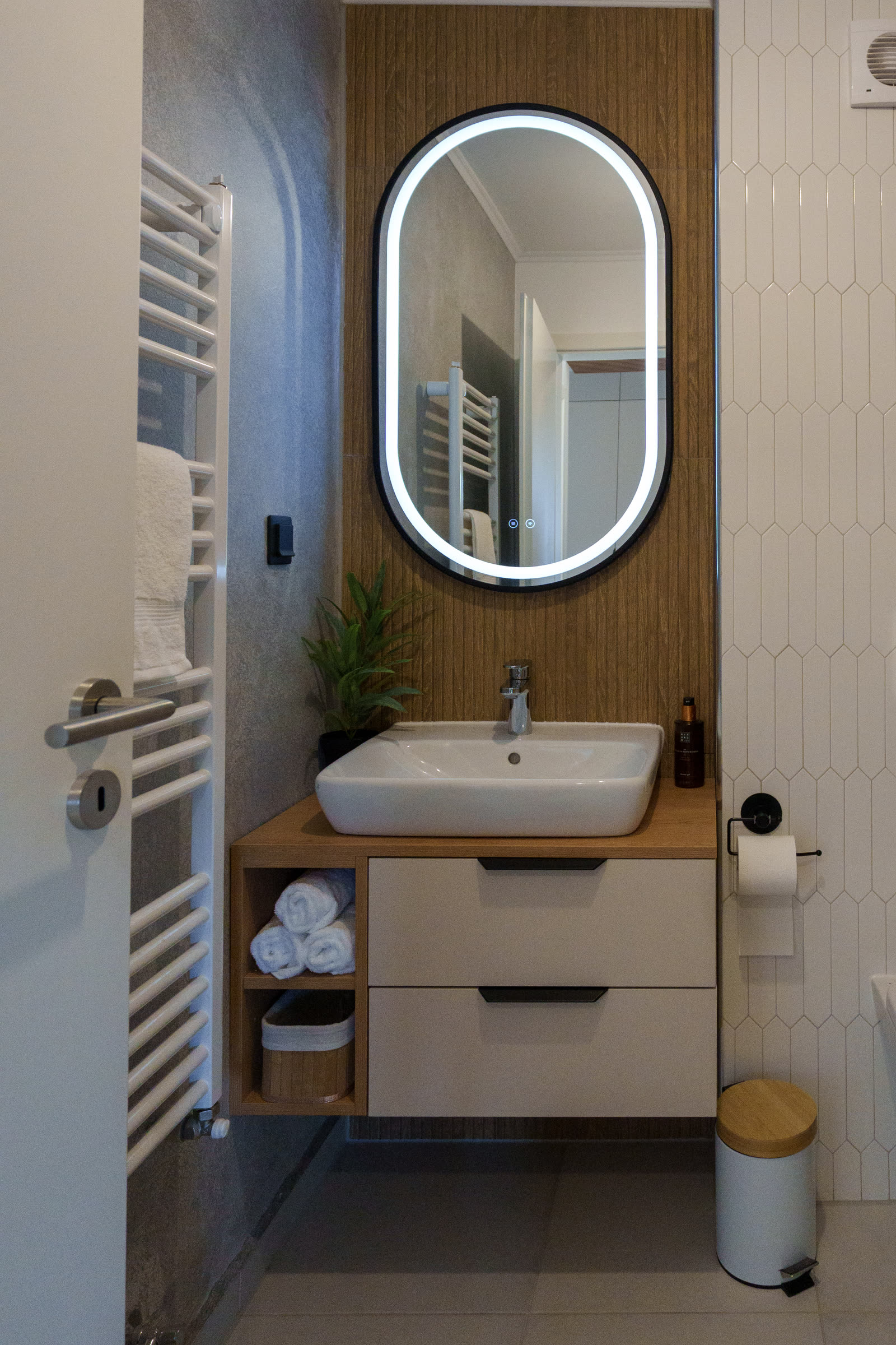 Maurer Avantgarden — three-room apartment, furnished